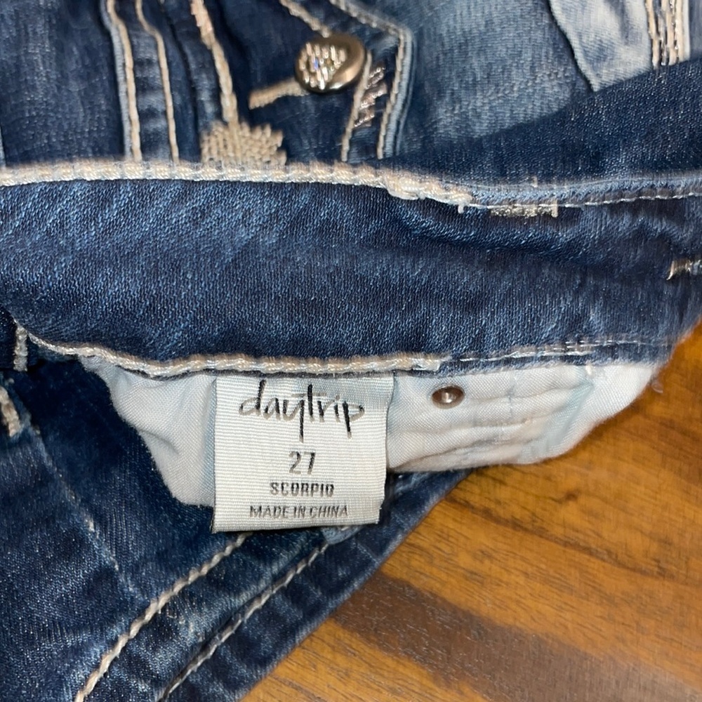 Daytrip Scorpio 27 Jean Shortie Shorts 2” inseam - Picture 5 of 5